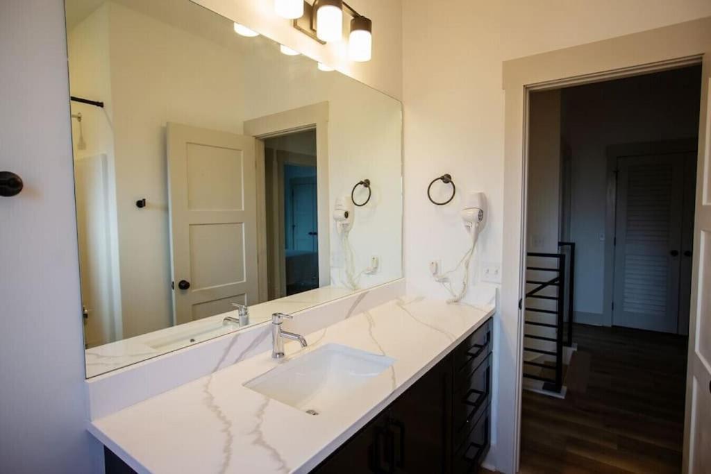 Вилла Coral Reef - Brand New Build, Pet Friendly, Private Pool! Sleeps 9! Панама-Сити Экстерьер фото